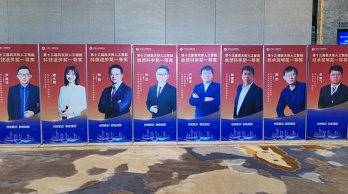 國產(chǎn)大形機器人邁向?qū)嵱没?進工廠貼車標，入家庭疊衣服，全國首開專項賽推動家政服務(wù)革新